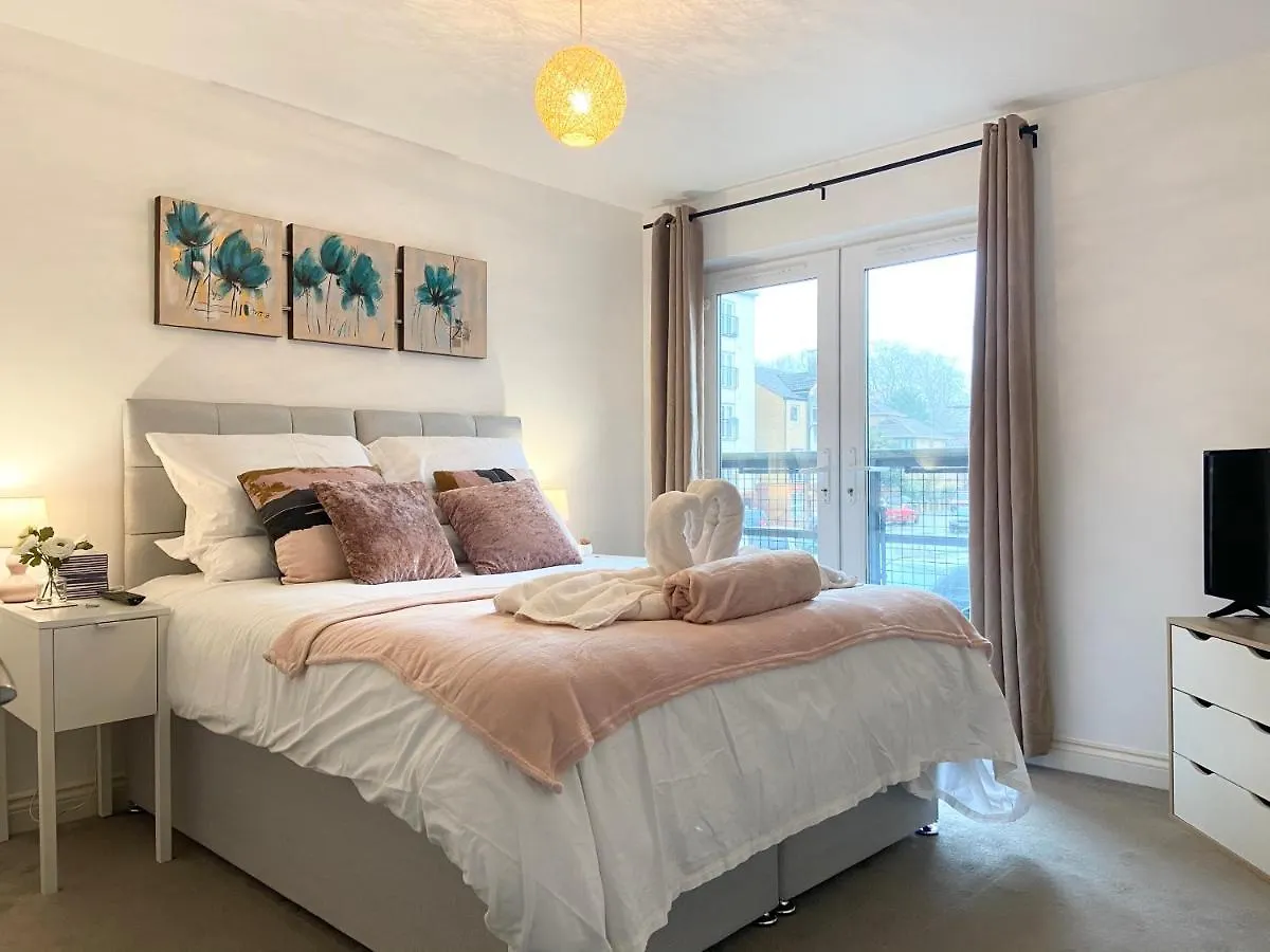 Spacious Comfort Haven: 2-Bed Smart Stay with Free Parking Southampton Apartment