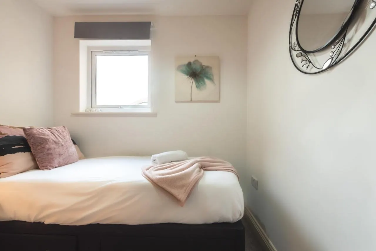 Spacious Comfort Haven: 2-Bed Smart Stay with Free Parking Southampton United Kingdom