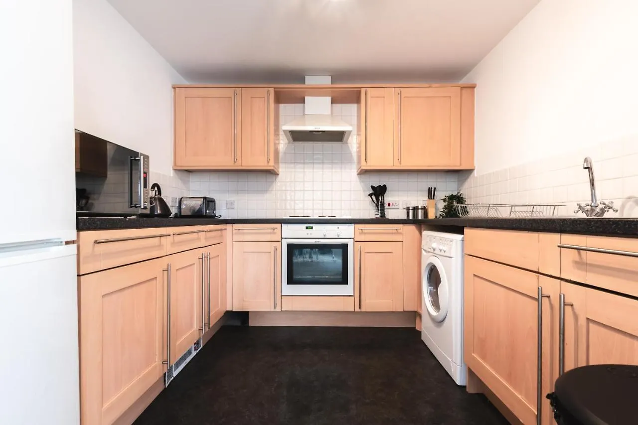 Spacious Comfort Haven: 2-Bed Smart Stay with Free Parking Southampton
