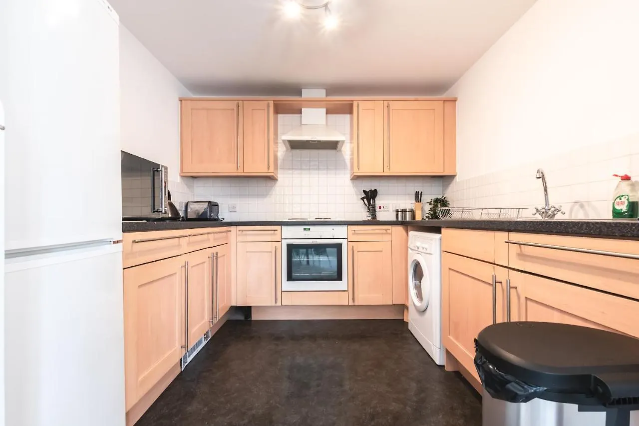 Spacious Comfort Haven: 2-Bed Smart Stay with Free Parking Southampton United Kingdom