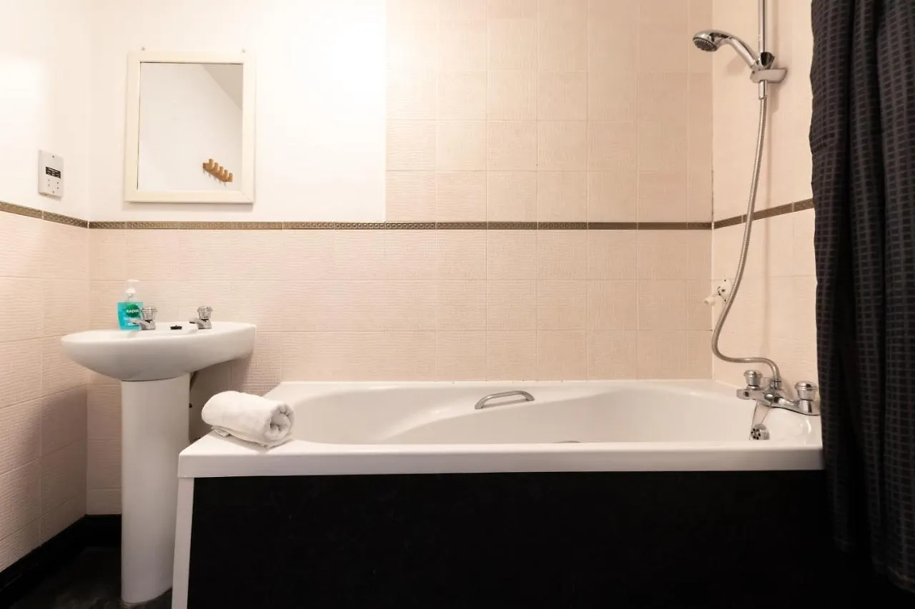 Spacious Comfort Haven: 2-Bed Smart Stay with Free Parking Southampton