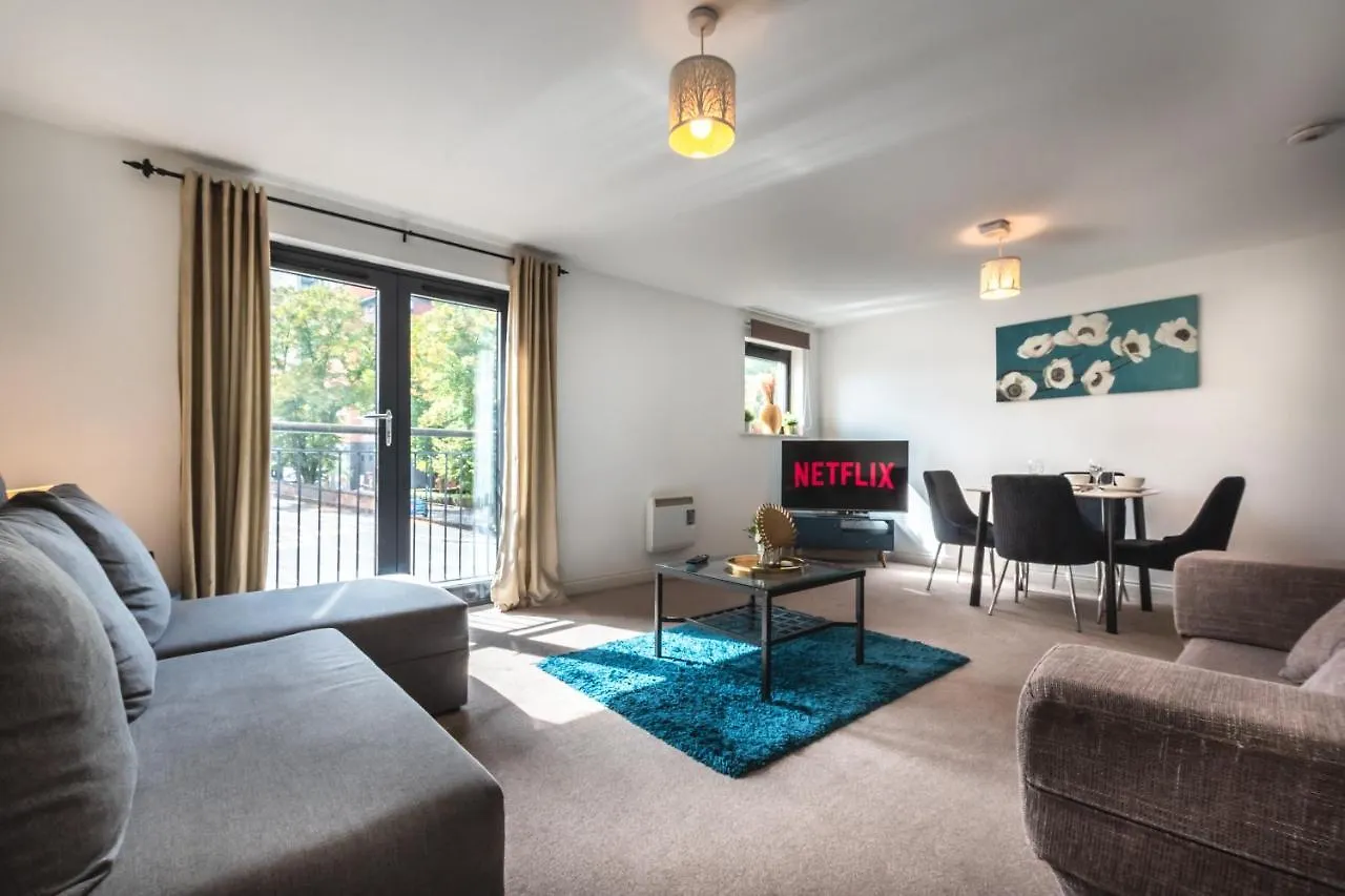Spacious Comfort Haven: 2-Bed Smart Stay with Free Parking Southampton Apartment