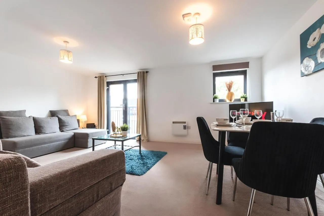 Spacious Comfort Haven: 2-Bed Smart Stay with Free Parking Southampton