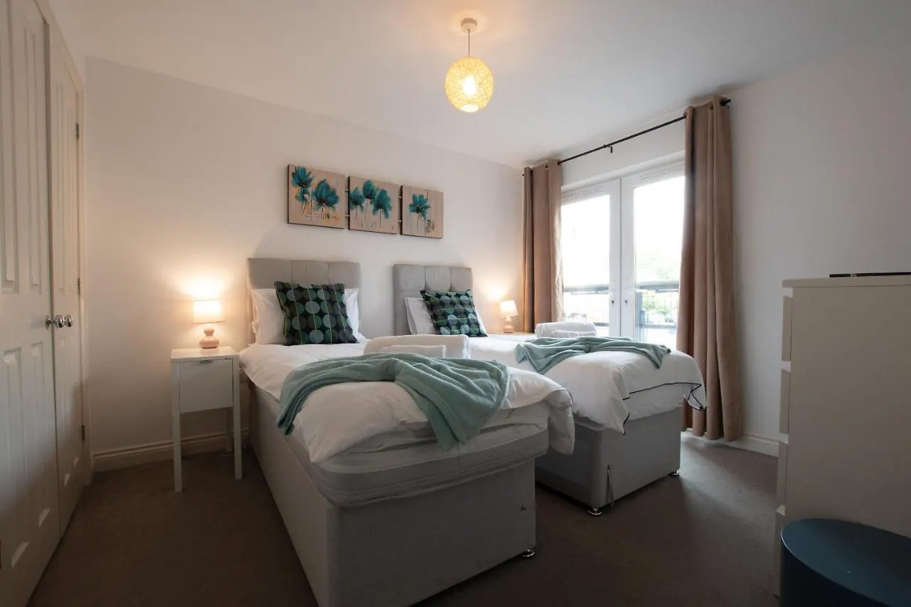 Apartment Spacious Comfort Haven: 2-Bed Smart Stay with Free Parking Southampton