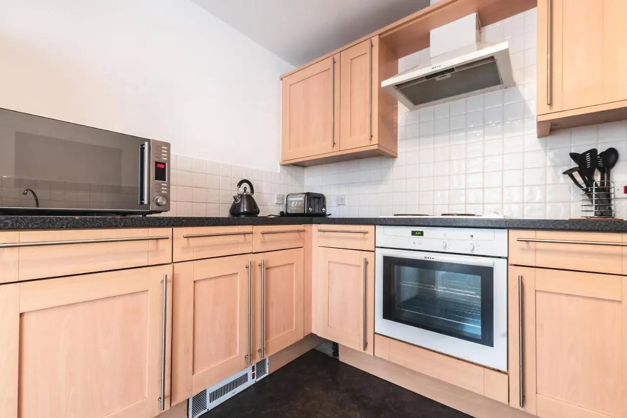 Apartment Spacious Comfort Haven: 2-Bed Smart Stay with Free Parking Southampton