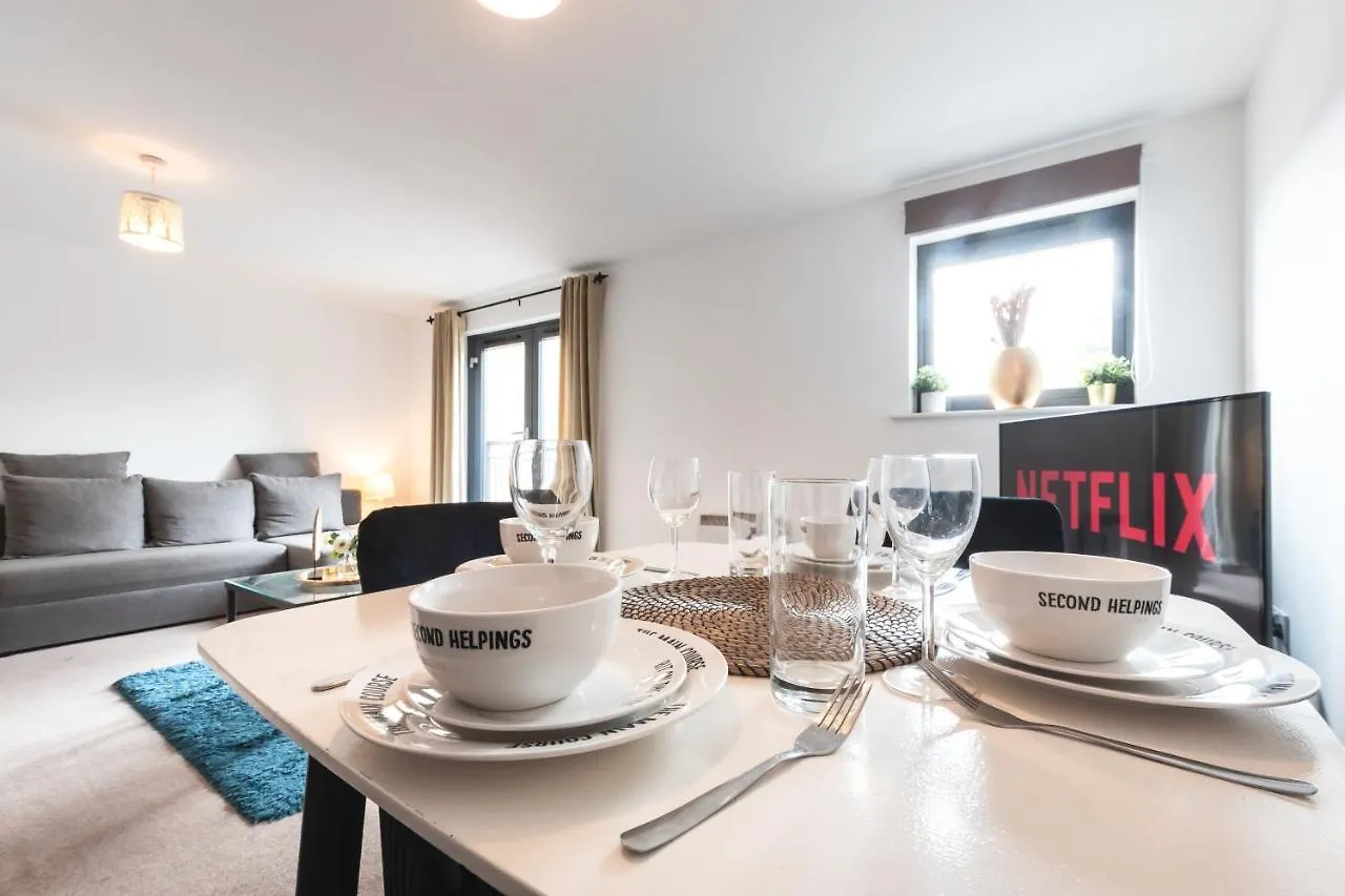 Spacious Comfort Haven: 2-Bed Smart Stay with Free Parking Southampton