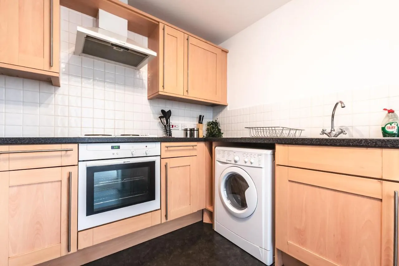 Spacious Comfort Haven: 2-Bed Smart Stay with Free Parking Southampton 0*,  United Kingdom