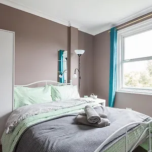 Shirley House 1, Guest House, Self Catering, Self Check In With Smart Locks, Use Of Fully Equipped Kitchen, Walking Distance To Central, Excellent Transport Links, Ideal For Longer Pensión